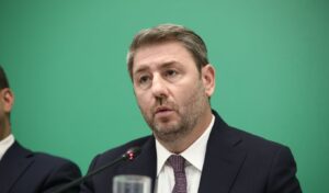 PASOK leader visits wildfire-devastated areas in Western Attica