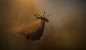 Firefighting helicopter crashes in Psatha — pilot and coordinator rescued