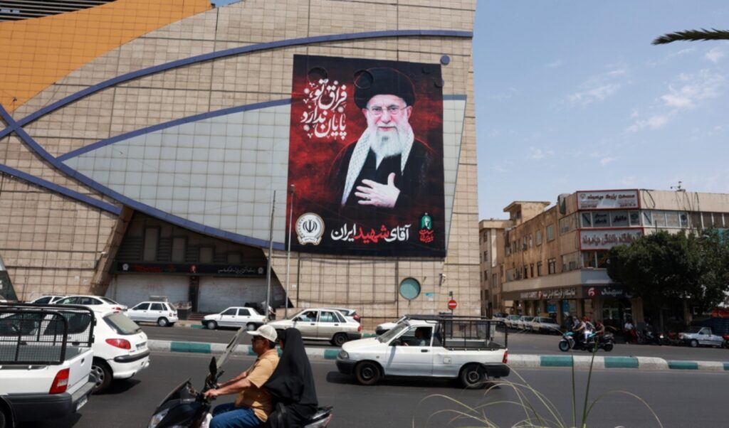 Iran hardens stance on Strait of Hormuz: “Like a game of chess,” says Trump