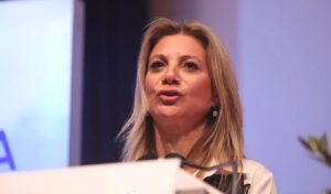 Karystianou: “I won’t bow to blackmail” amid mass party departures