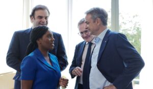 Mitsotakis meets UK opposition leader Kemi Badenoch