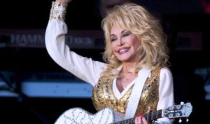 Dolly Parton: “9 to 5” Played at Buckingham Palace Changing of the Guard