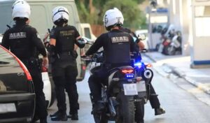 Teen climbs drainpipe to steal €3,000 in jewelry in Patras