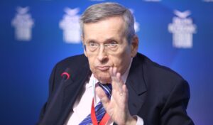 Former Greek Minister Stefanos Manos Dies at 87