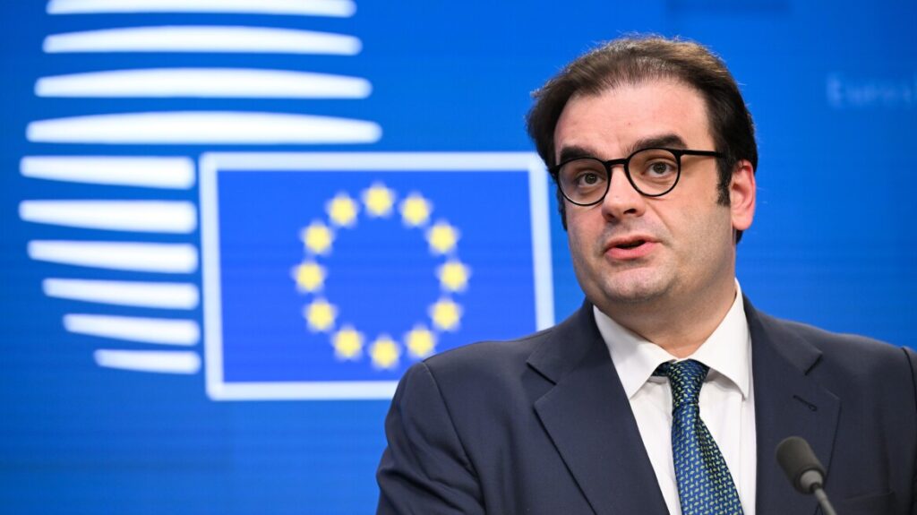 Greece saves €2.6bn through early debt repayment, finance ministry says