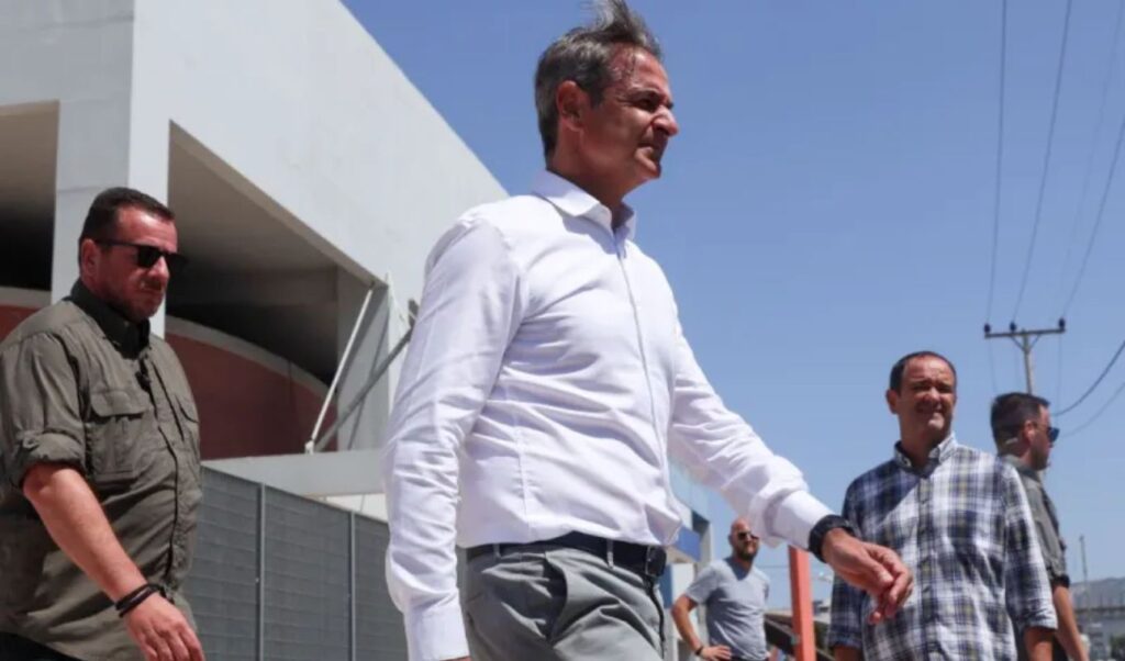 Wildfires in Greece: PM Mitsotakis Briefed at Civil Protection HQ