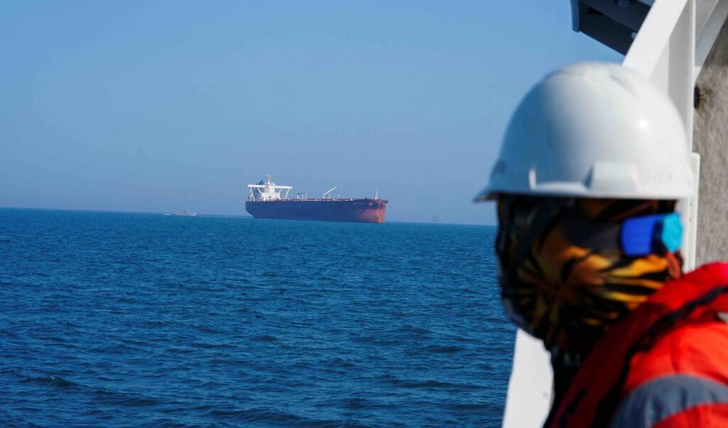 Strait of Hormuz: Explosion near oil tanker off Oman — no casualties reported