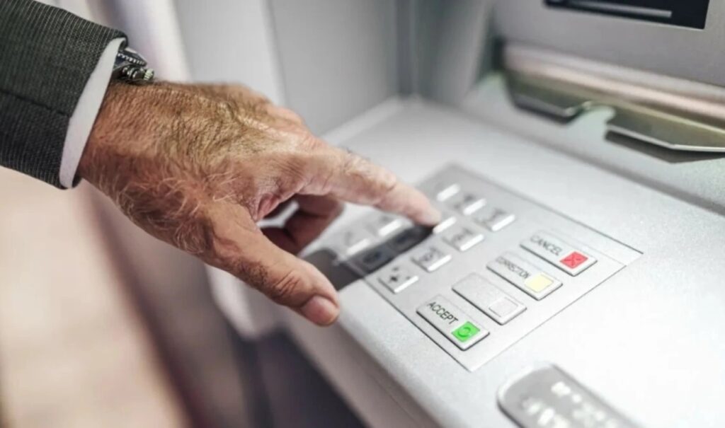 Bank of Greece: Household deposits hit €156.4bn as business financing falls