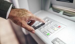 Bank of Greece: Household deposits hit €156.4bn as business financing falls