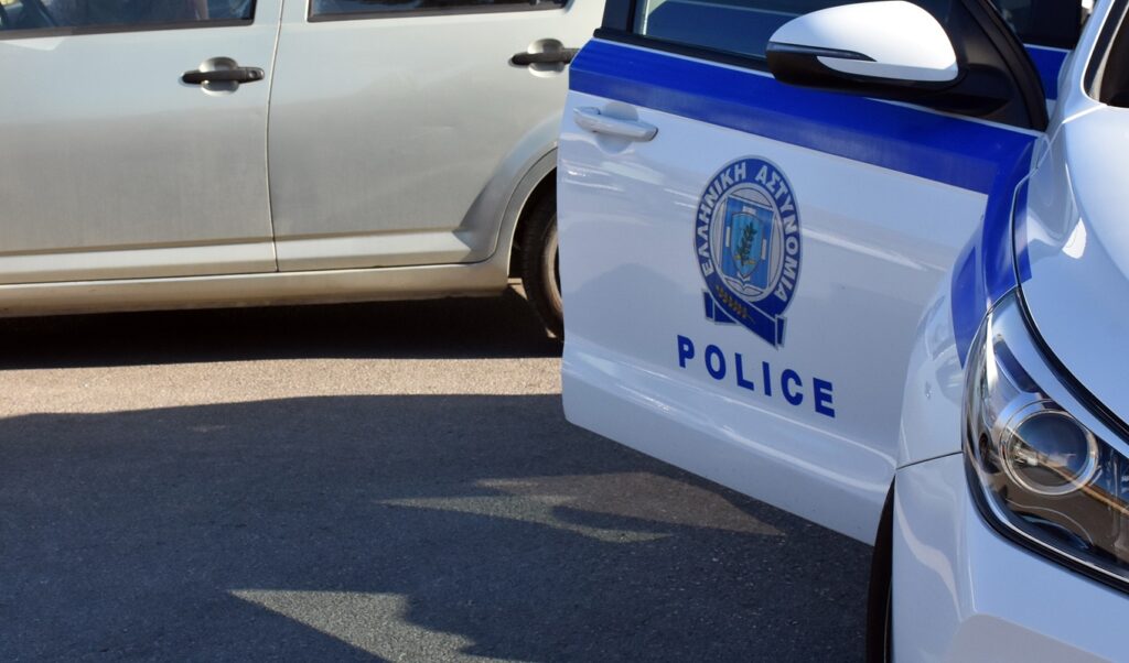 Volos: Minor driver breaks traffic laws, injures police officer in dramatic double escape