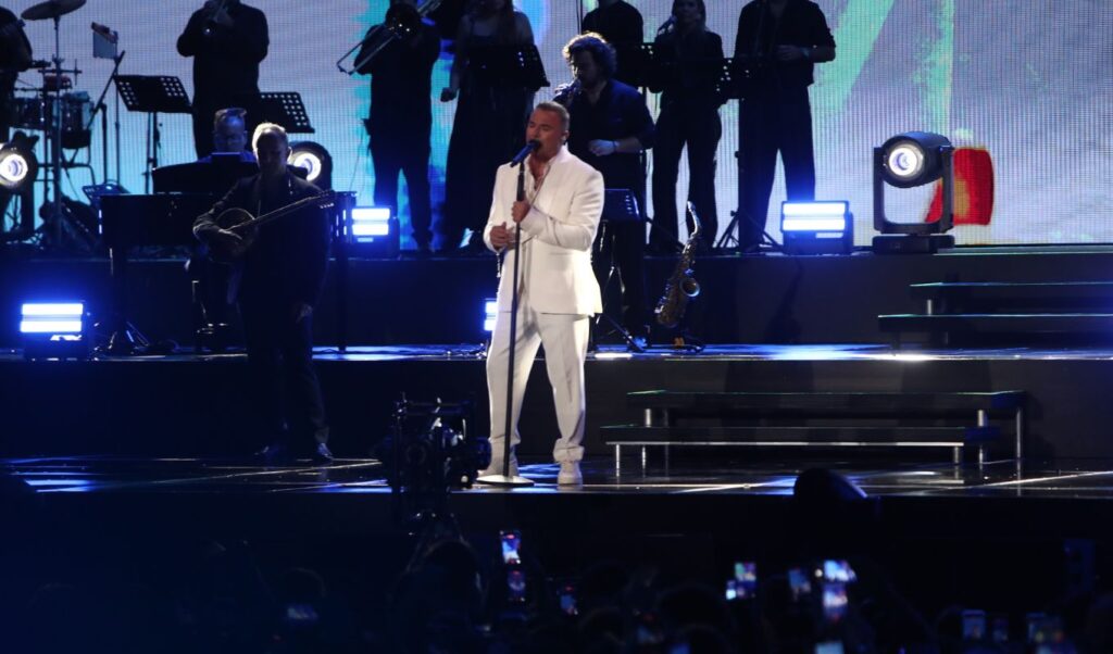 Antonis Remos bids farewell to Mazwanakis on stage: “George, you left too soon”