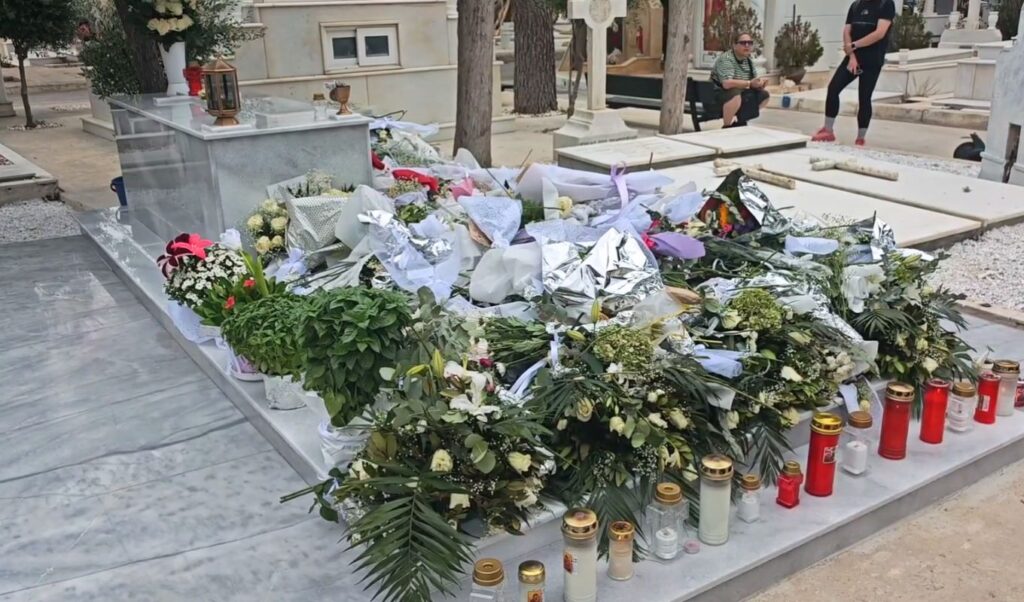Giorgos Mazonakis: Silent vigil at Nikaia Cemetery as fans leave mountain of flowers