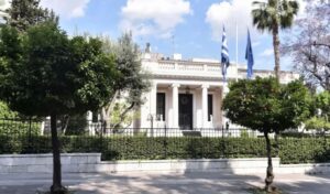 Fuel and energy price hikes: Emergency meeting at Greek PM’s office amid Ukraine and Middle East tensions