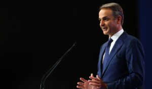 Mitsotakis pledges €1,000 minimum wage by January 2028