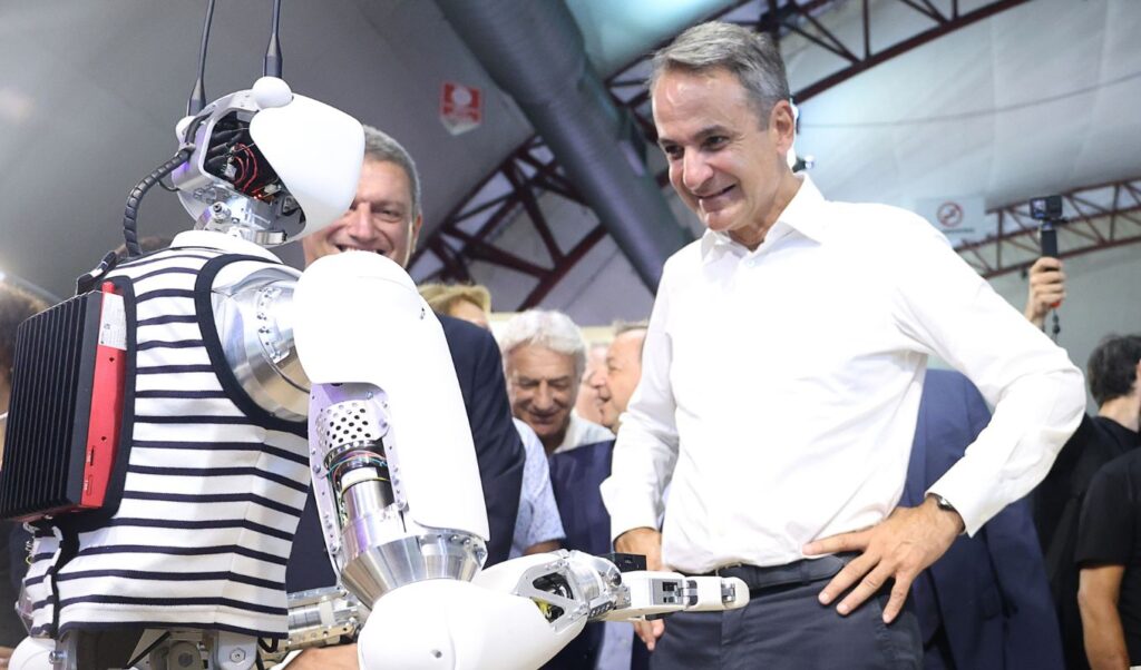 Mitsotakis Tours Thessaloniki Trade Fair Pavilions: Formula 4, a Throwback Photo & Robots