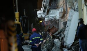 Explosion in Plaka: Six missing as unstable ground hampers rescue efforts