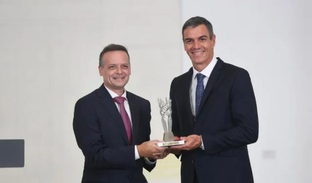 Pedro Sánchez receives Athens Democracy Award 2026 from Mayor Haris Doukas