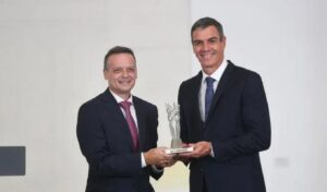 Pedro Sánchez receives Athens Democracy Award 2026 from Mayor Haris Doukas