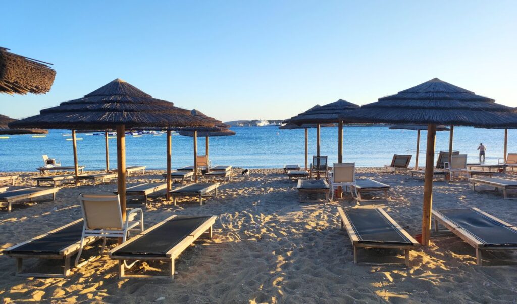 Man, 82, dies after beach lounger dispute in Vouliagmeni