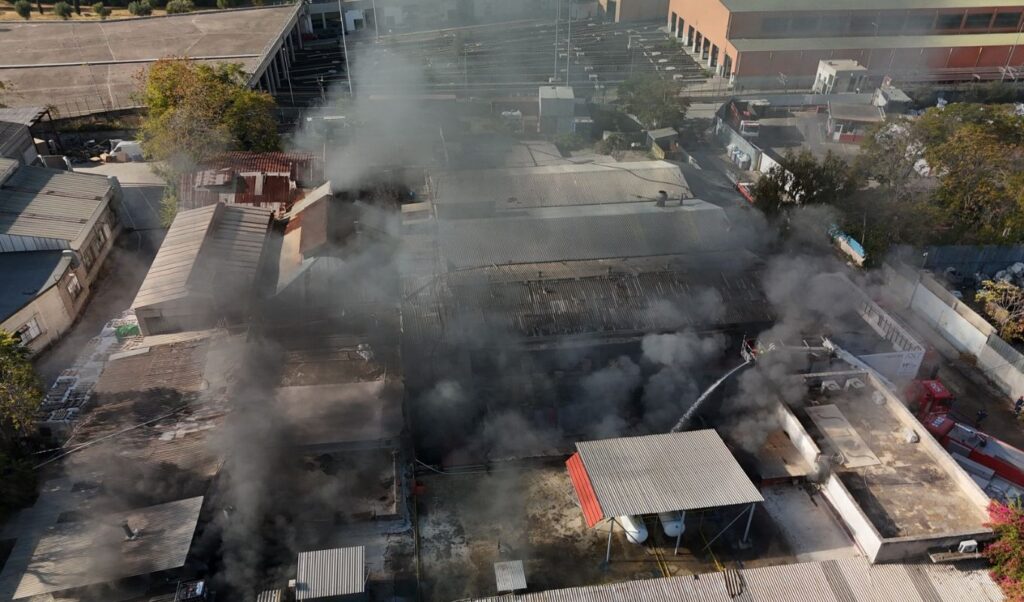 Aigaleo fire reignites at two factories: residents evacuated