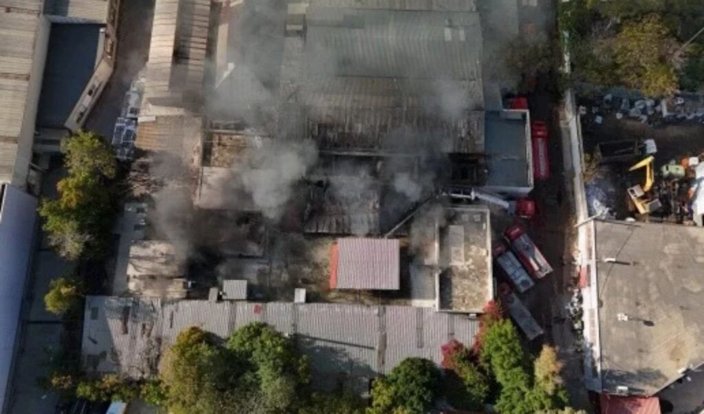 Aigaleo fire partially contained at two workshops after explosion