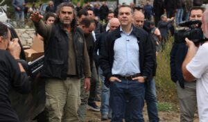 Tsipras tries to defuse PASOK feud while keeping Mitsotakis in his sights