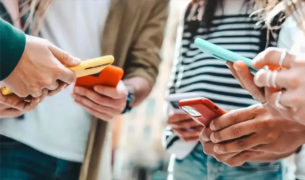 Greece bans minors from social media: age limit set at 15