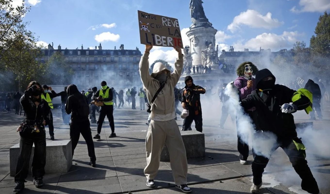 gallia-panethnikes-kinitopoiiseis-kata-tis-akriveias-me-ti-summetohi-mathiton-agroton-kai-kitrinon-gilekon-edasi-kai-hrisi-dakrugonon-prin-tin-enarxi-sto-parisi-eikones-video__2__2
