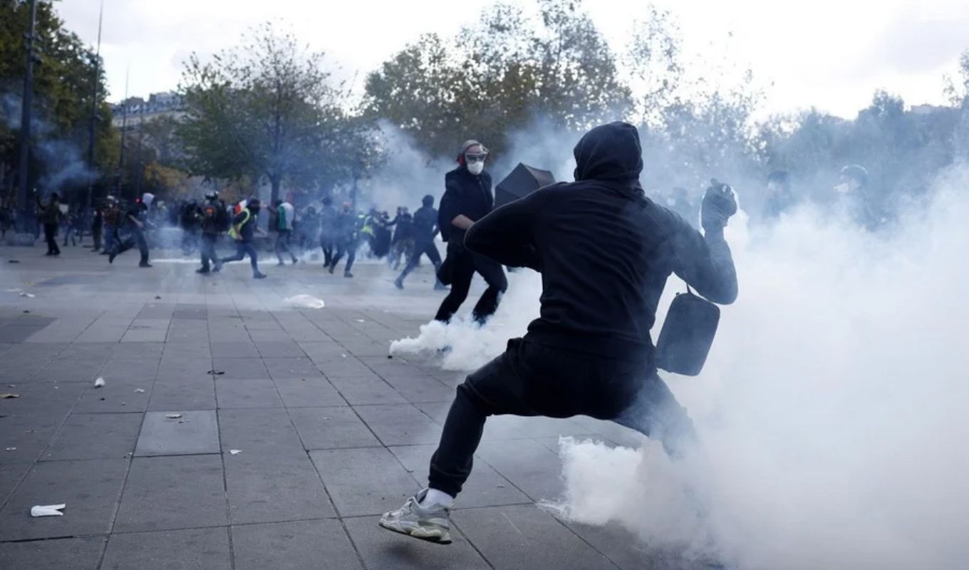 gallia-panethnikes-kinitopoiiseis-kata-tis-akriveias-me-ti-summetohi-mathiton-agroton-kai-kitrinon-gilekon-edasi-kai-hrisi-dakrugonon-prin-tin-enarxi-sto-parisi-eikones-video__3_