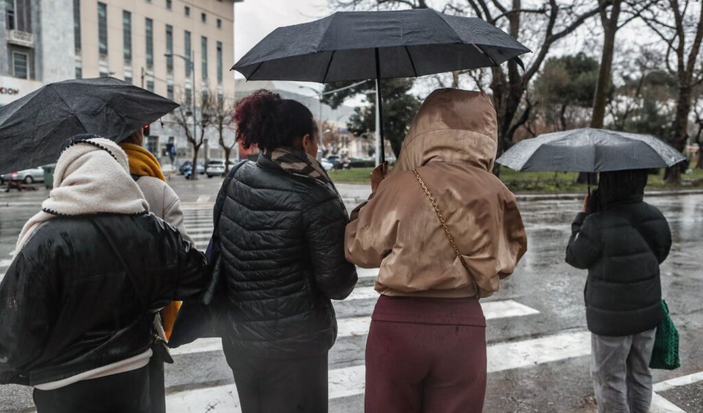 New storm wave hits Greece: Rain, thunderstorms & strong winds forecast