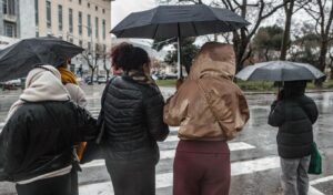 New storm wave hits Greece: Rain, thunderstorms & strong winds forecast