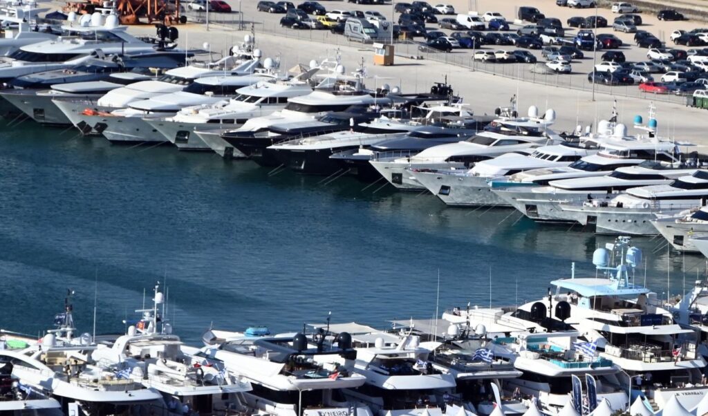 Cyclades fuel smuggling ring: Customs bribes & 3,650 liters seized