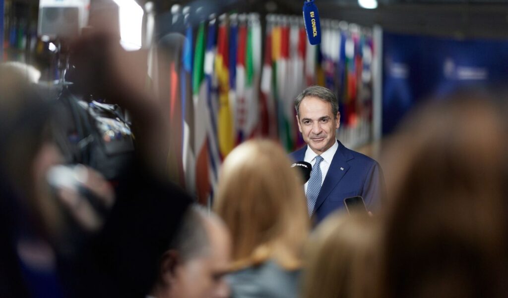 Mitsotakis in Brussels: No cuts to farmers or cohesion funds — Greece won’t “blow the bank” for elections