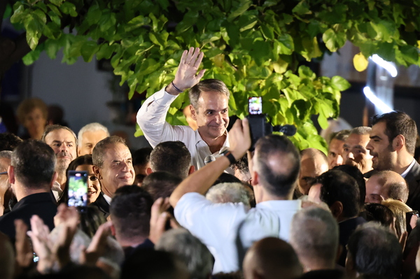 Mitsotakis frames the next election dilemma at Vrilissia speech