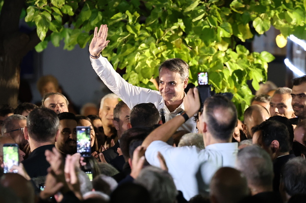 Mitsotakis frames the next election dilemma at Vrilissia speech