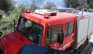 Nea Peramos: Man pulled unconscious from auto body shop fire