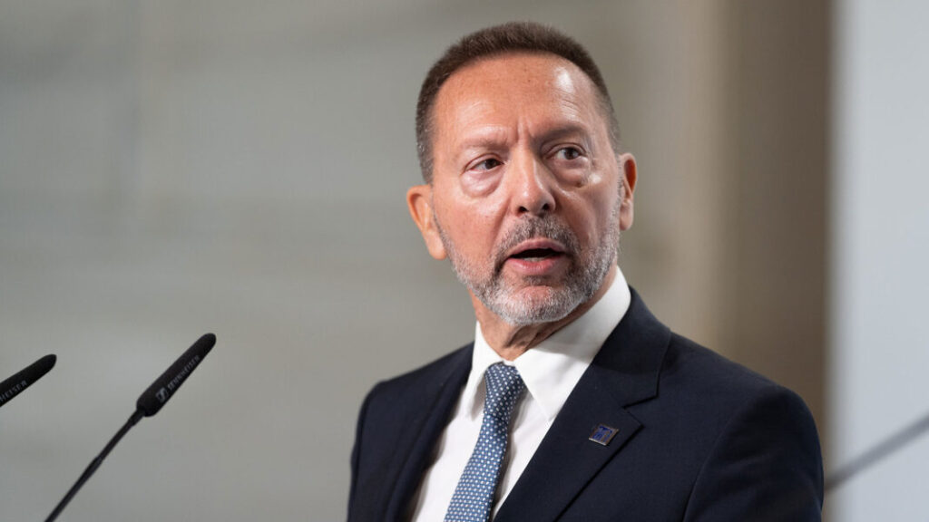 Stournaras: Institutional reforms key to Greece’s ‘A’ credit rating before 2030