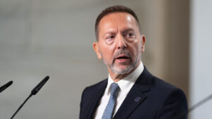 Stournaras: Institutional reforms key to Greece’s ‘A’ credit rating before 2030
